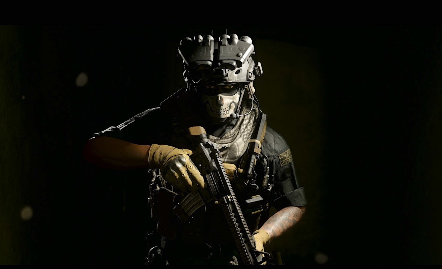 Maskierter Operator mit Nachtsichtgerät und Gewehr im Dunkeln, Szene aus Call of Duty: Modern Warfare 4