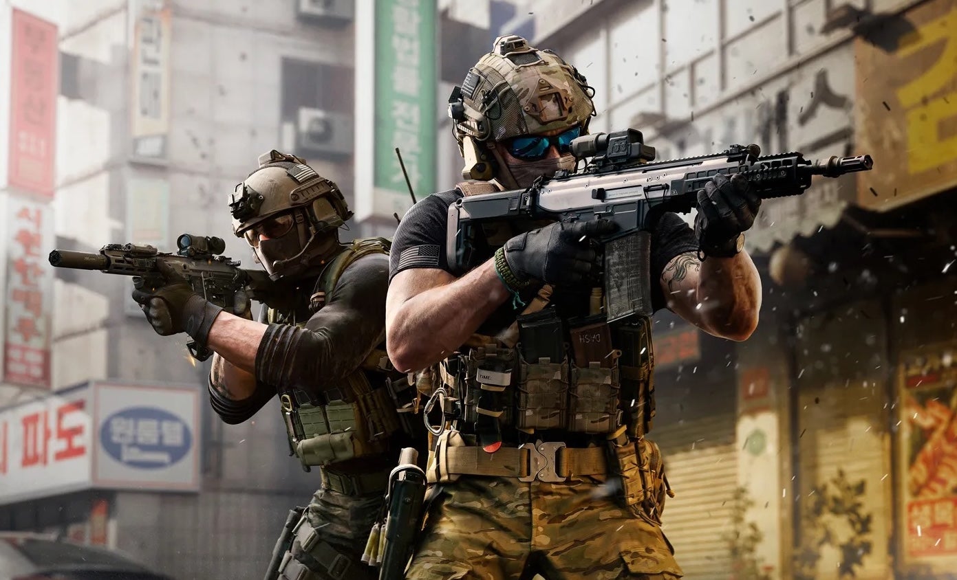 Zwei Soldaten mit Gewehren in einer Straße mit koreanischen Schriftzügen in Call of Duty: Modern Warfare 4