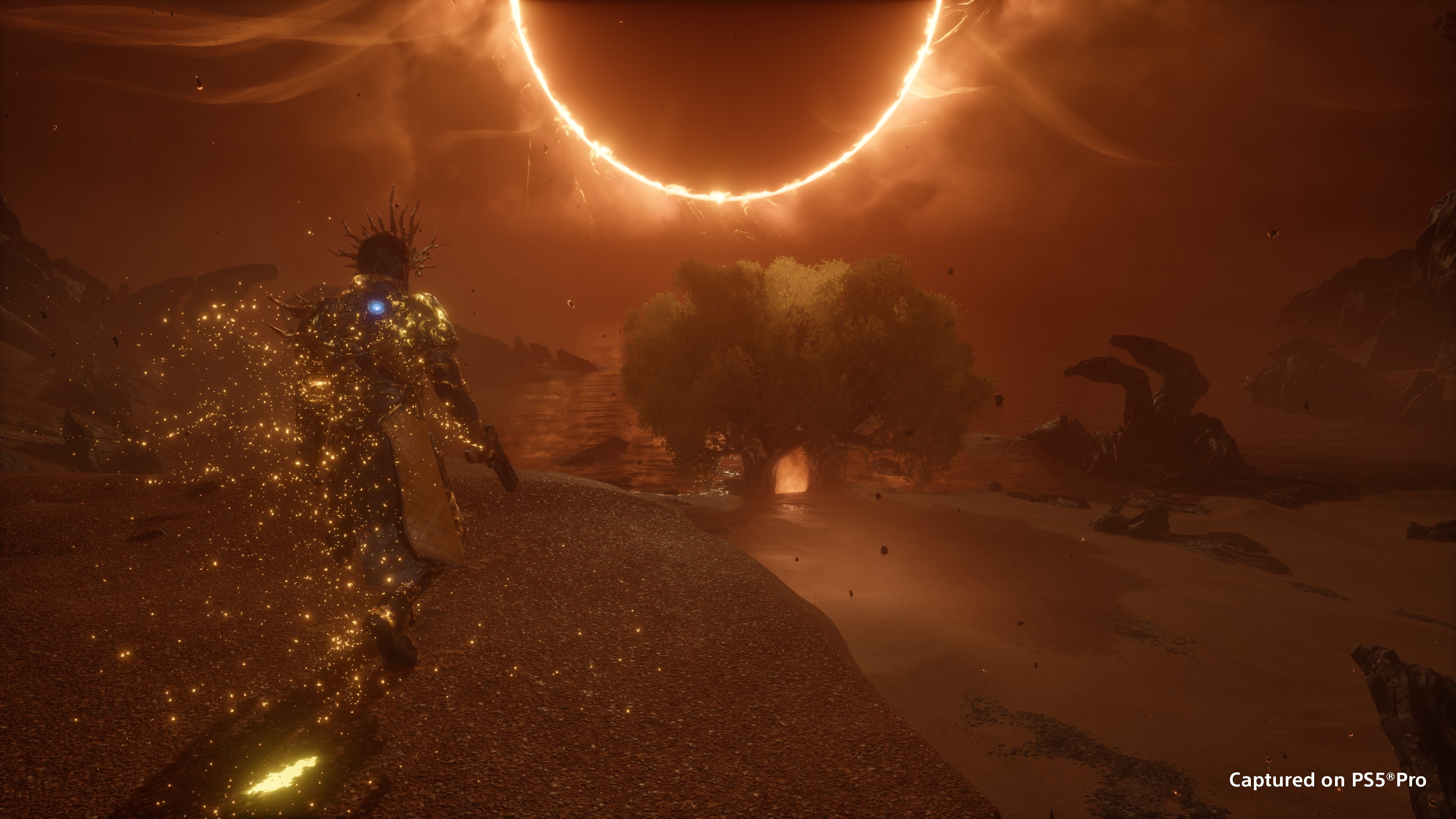 Screenshot aus Saros: Zenith mit Figur mit goldener Krone und Rüstung unter einer Sonnenfinsternis
