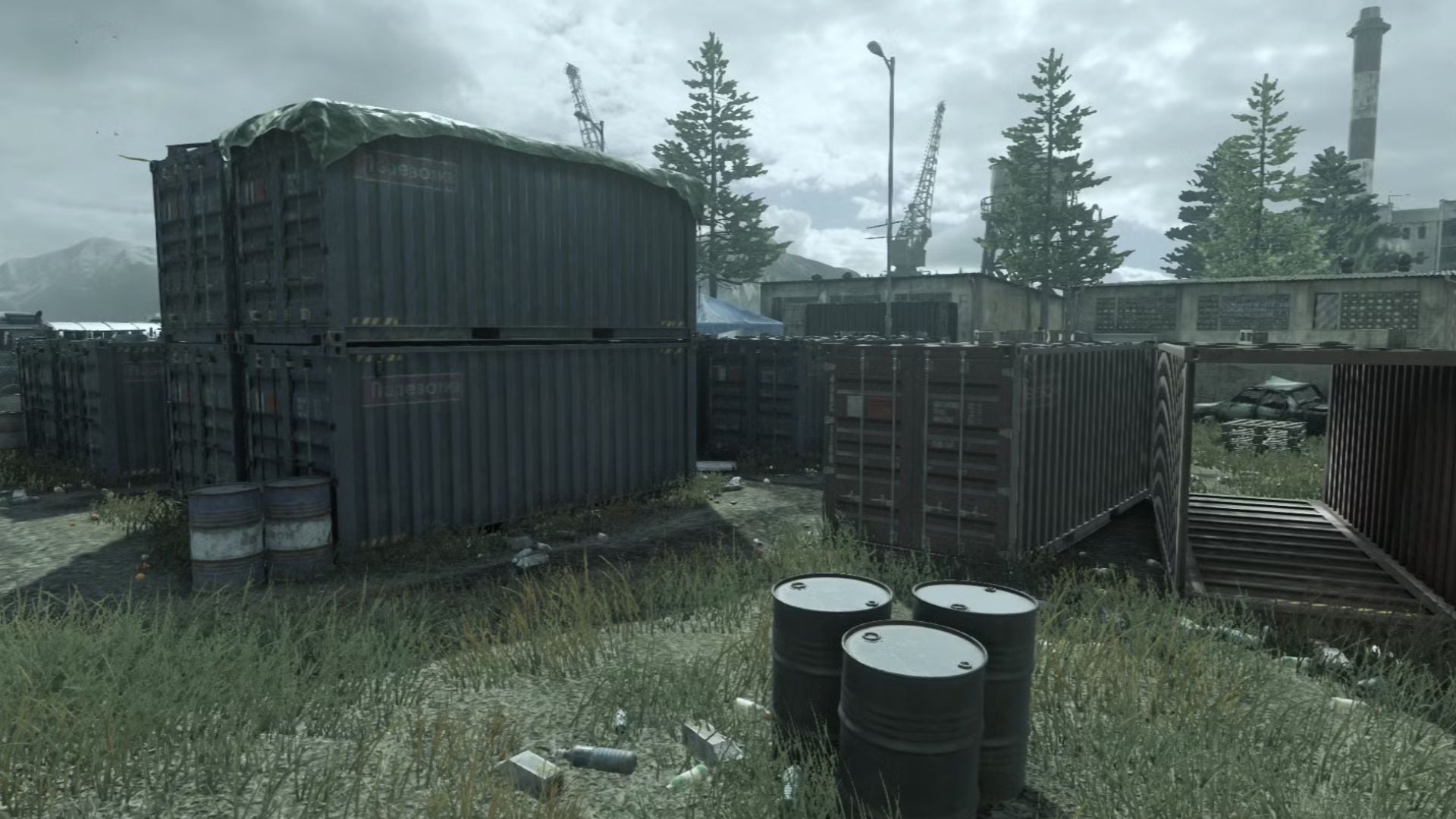 Schiffscontainer, Fässer und Gras auf der Multiplayer-Map Shipment aus Call of Duty 4: Modern Warfare
