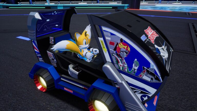 Tails sitzt in einem blauen Fahrzeug im Look des Sega-Arcade-Klassikers After Burner in Sonic Racing CrossWorlds